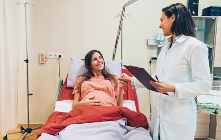 Lekarz rozmawiająca z kobietą w ciąży