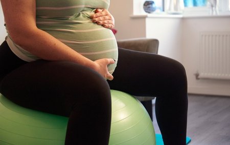 Kobieta w ciąży na piłce do ćwiczenia